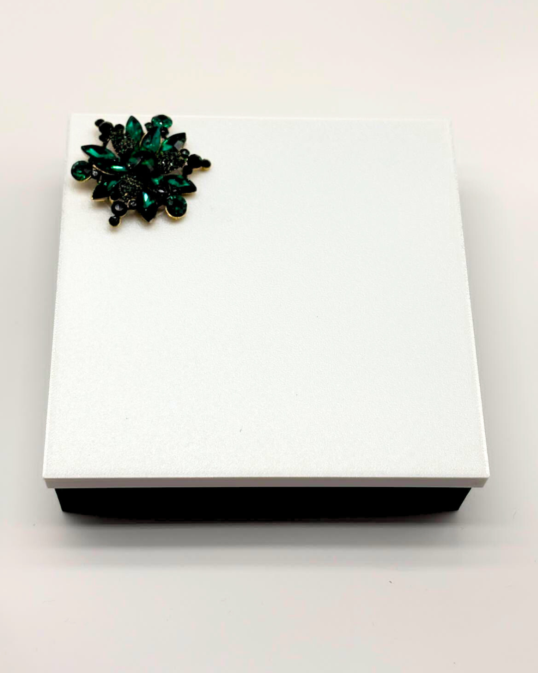 Elegant Wine Accessories Gift Set with Luxurious Keepsake Box & Sophisticated Handwritten Message Card (Emerald Green & White)