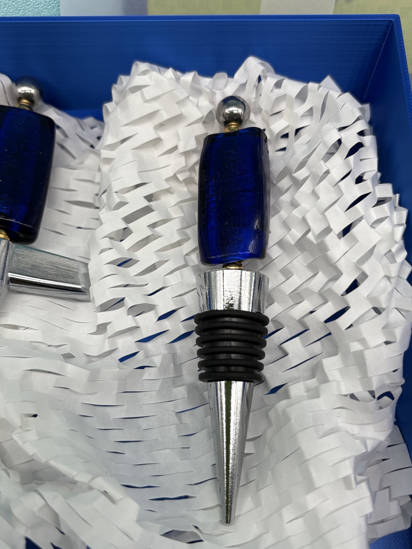 Elegant Wine Accessories Gift Set with Luxurious Keepsake Box & Sophisticated Handwritten Message Card (Blue and Cobalt)