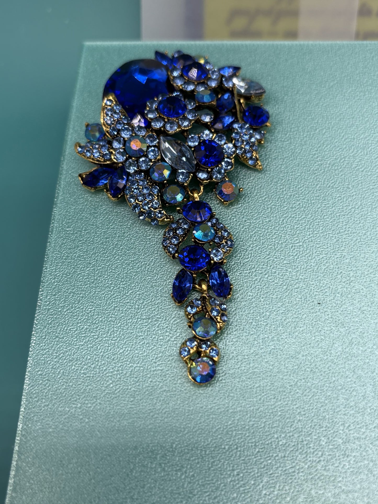 Elegant Wine Accessories Gift Set with Luxurious Keepsake Box & Sophisticated Handwritten Message Card (Blue and Cobalt)