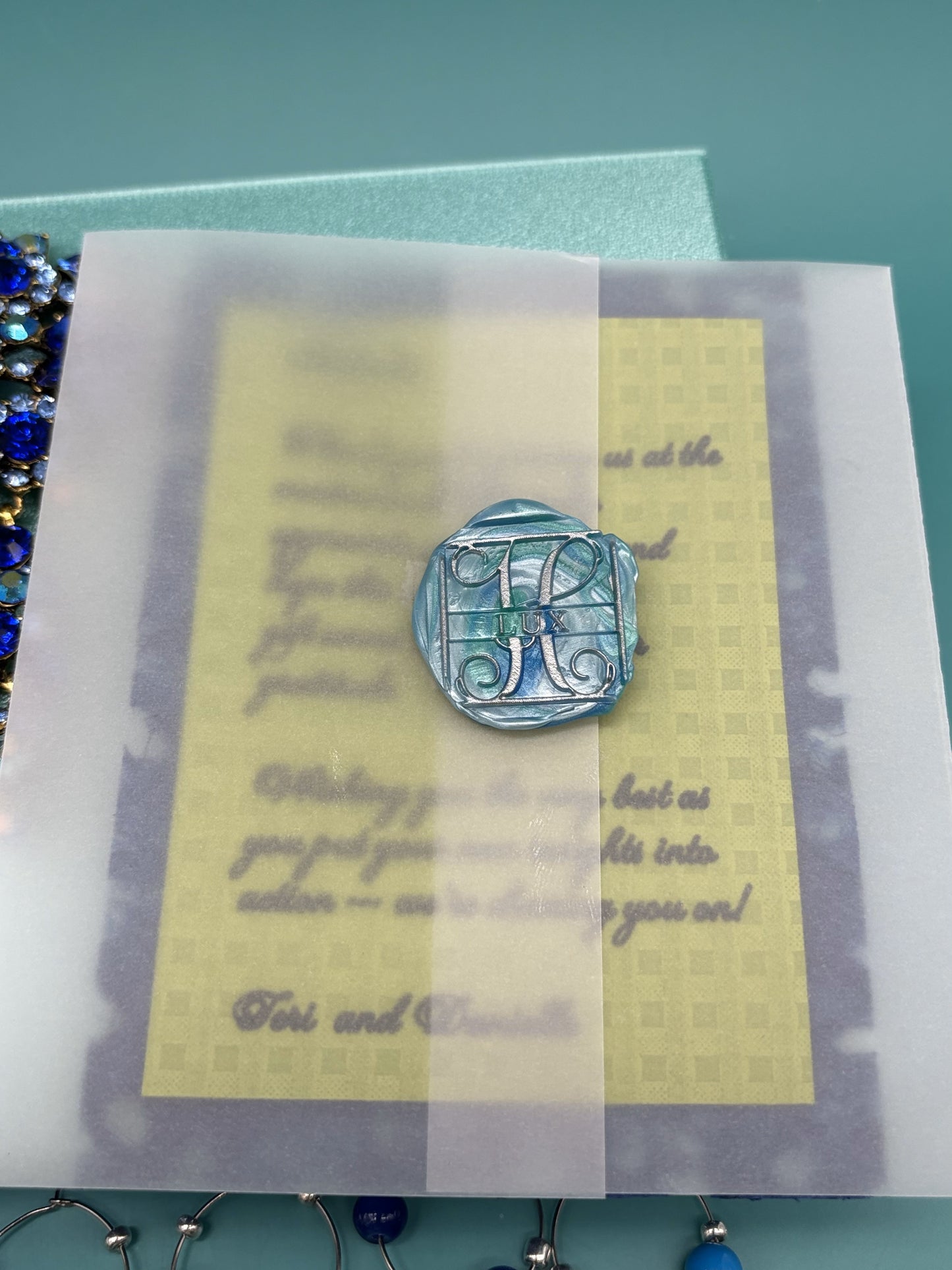 Elegant Wine Accessories Gift Set with Luxurious Keepsake Box & Sophisticated Handwritten Message Card (Blue and Cobalt)