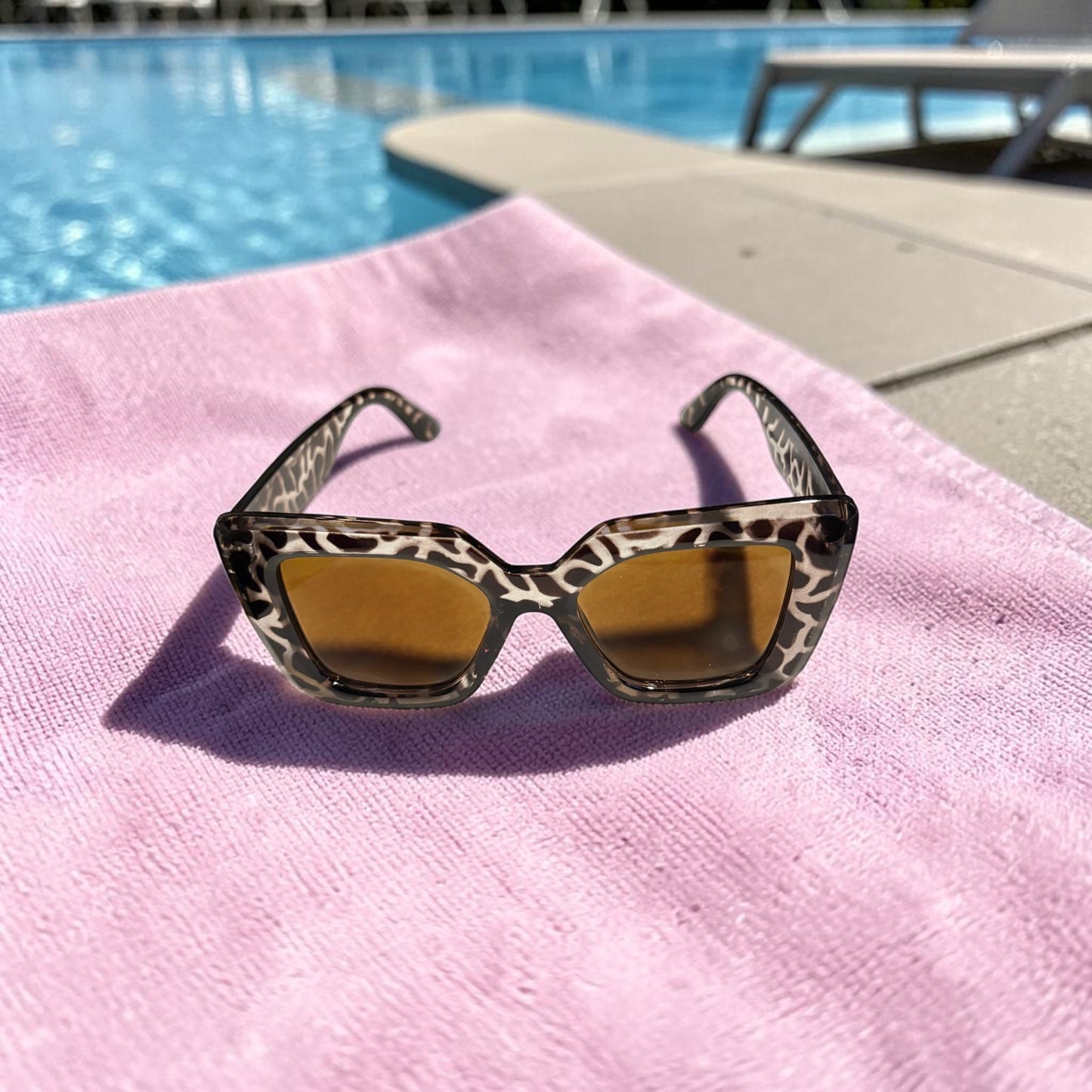 Chic Animal Print Frame and Warm Amber-Tinted Sunglasses