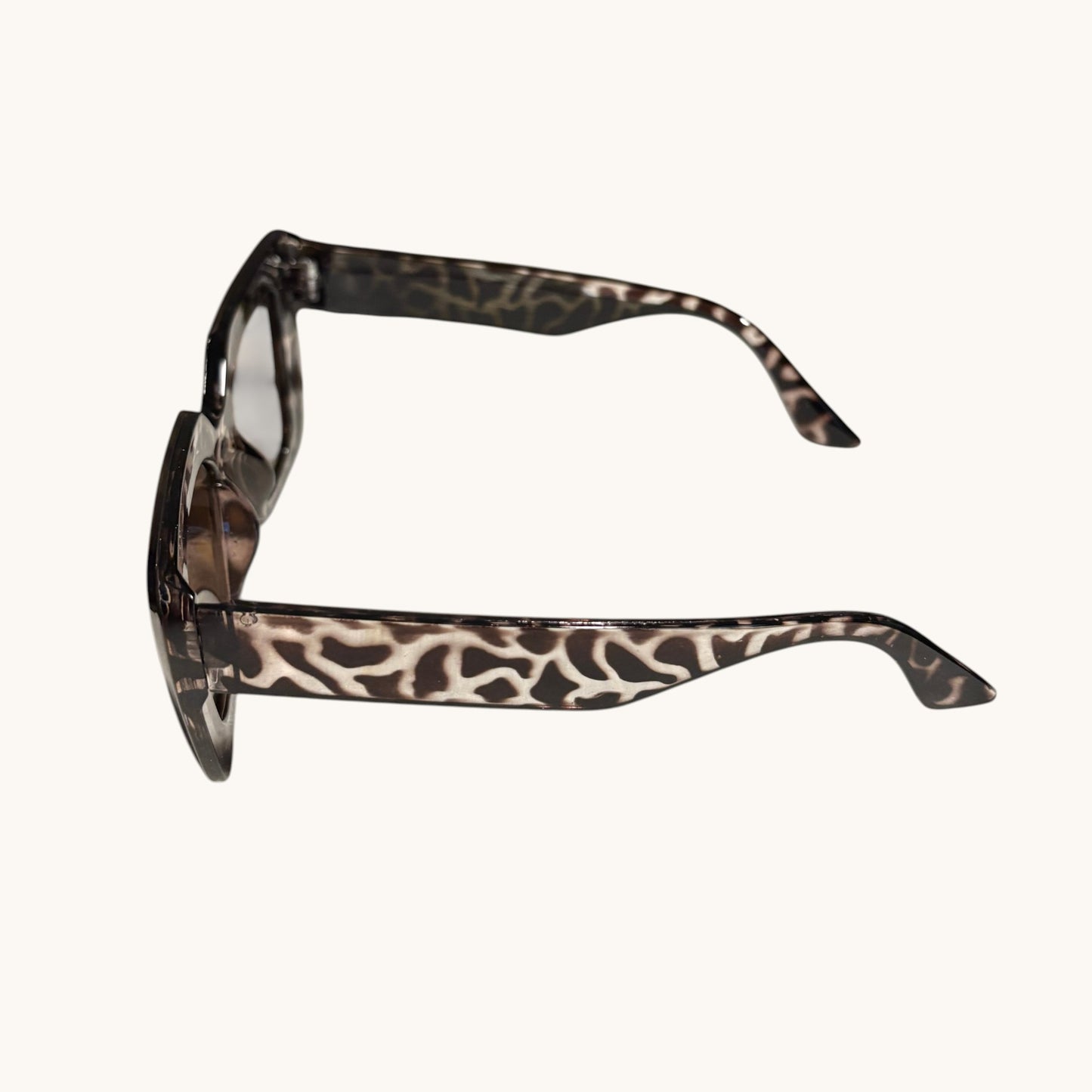 Chic Animal Print Frame and Warm Amber-Tinted Sunglasses