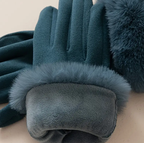 Glove with Beautiful Faux Fur Trim