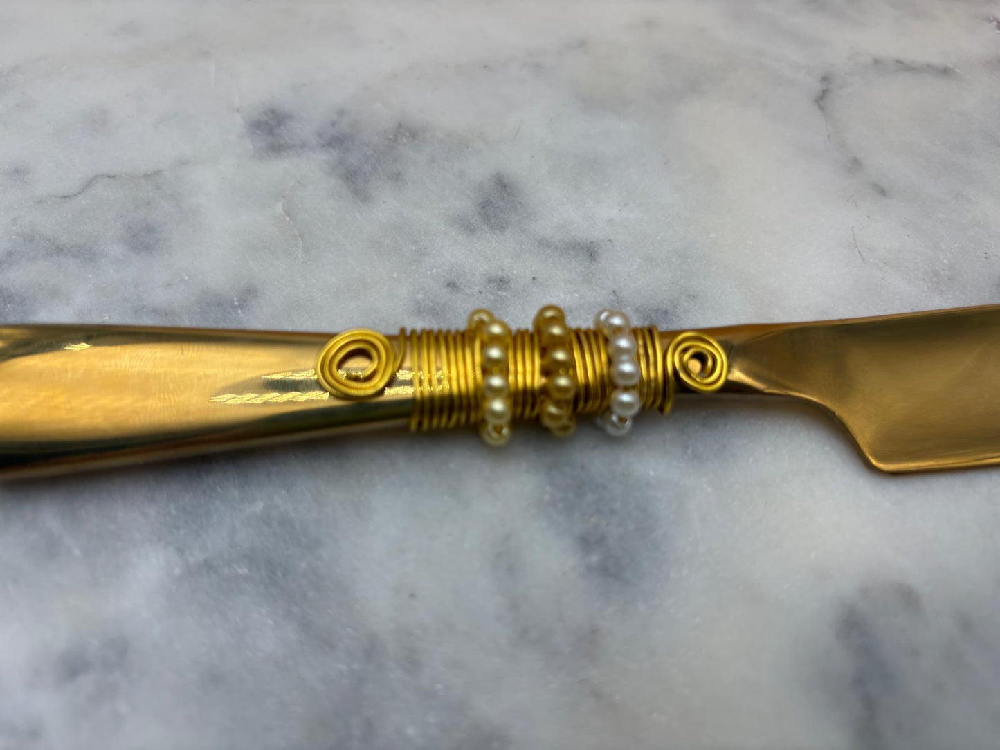 Elegant Marble Cake Stand with Gold Base & Matching Utensils – 12” Round