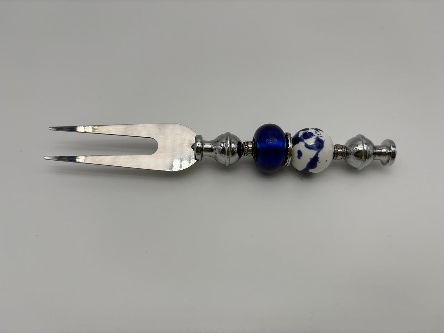 Blue, White & Silver Charcuterie Set – 10” Round Platter with Cheese Spreader & Cuore Cheese Knife