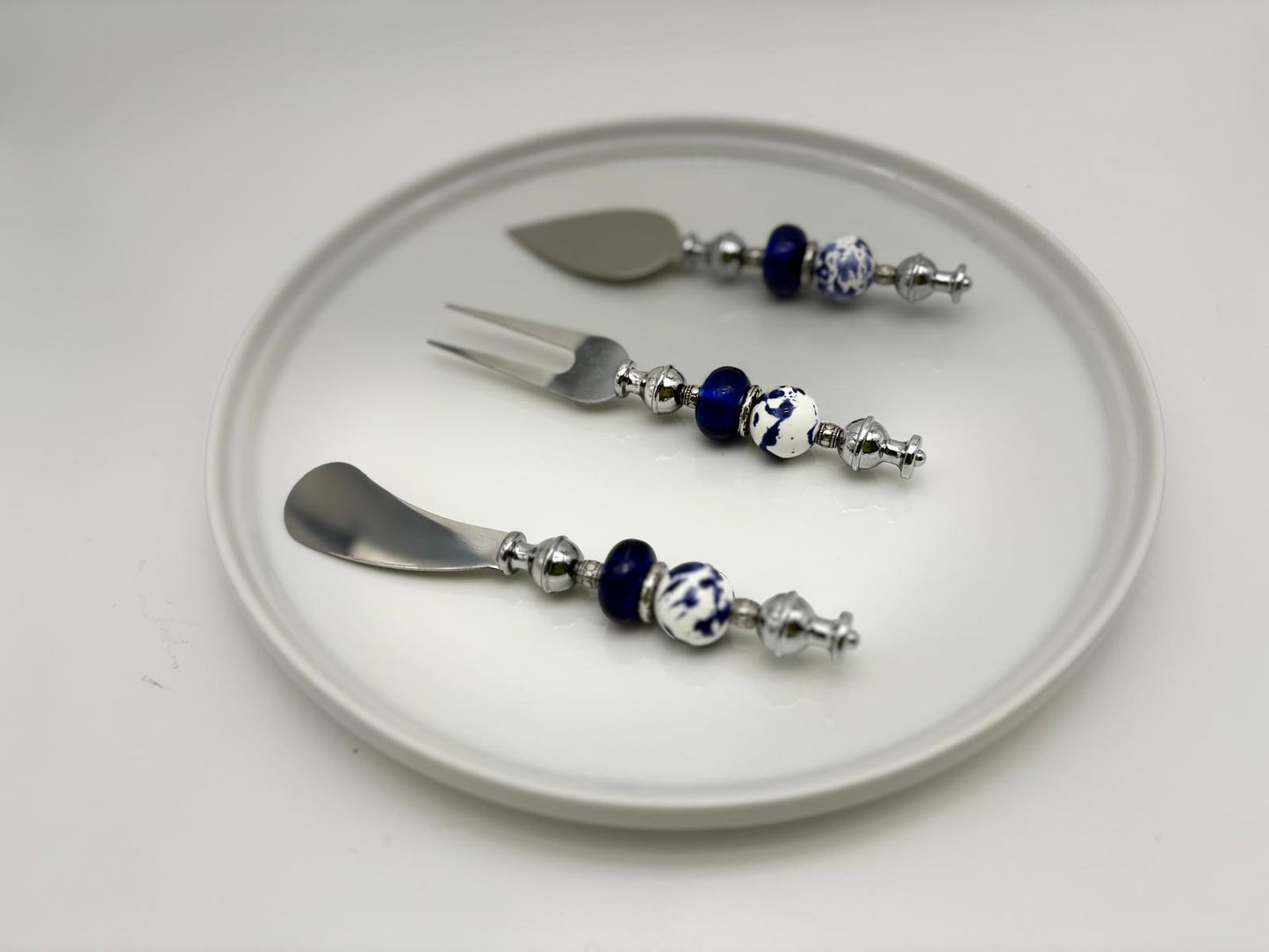 Blue, White & Silver Charcuterie Set – 10” Round Platter with Cheese Spreader & Cuore Cheese Knife
