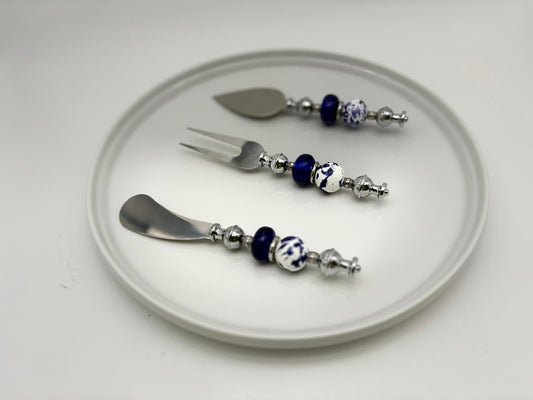Blue, White & Silver Charcuterie Set – 10” Round Platter with Cheese Spreader & Cuore Cheese Knife