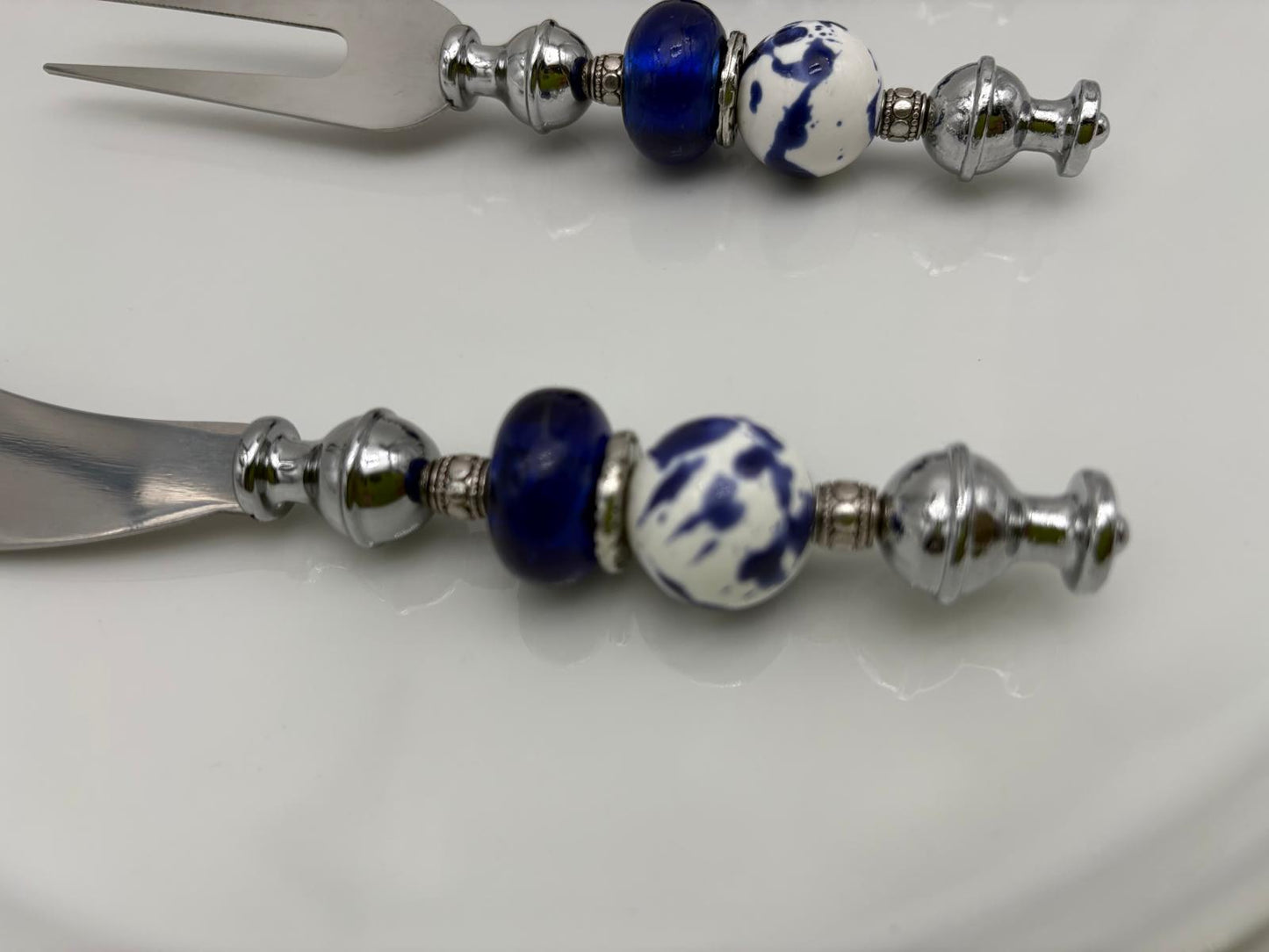 Blue, White & Silver Charcuterie Set – 10” Round Platter with Cheese Spreader & Cuore Cheese Knife