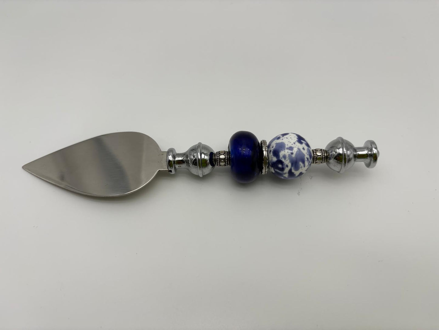 Blue, White & Silver Charcuterie Set – 10” Round Platter with Cheese Spreader & Cuore Cheese Knife