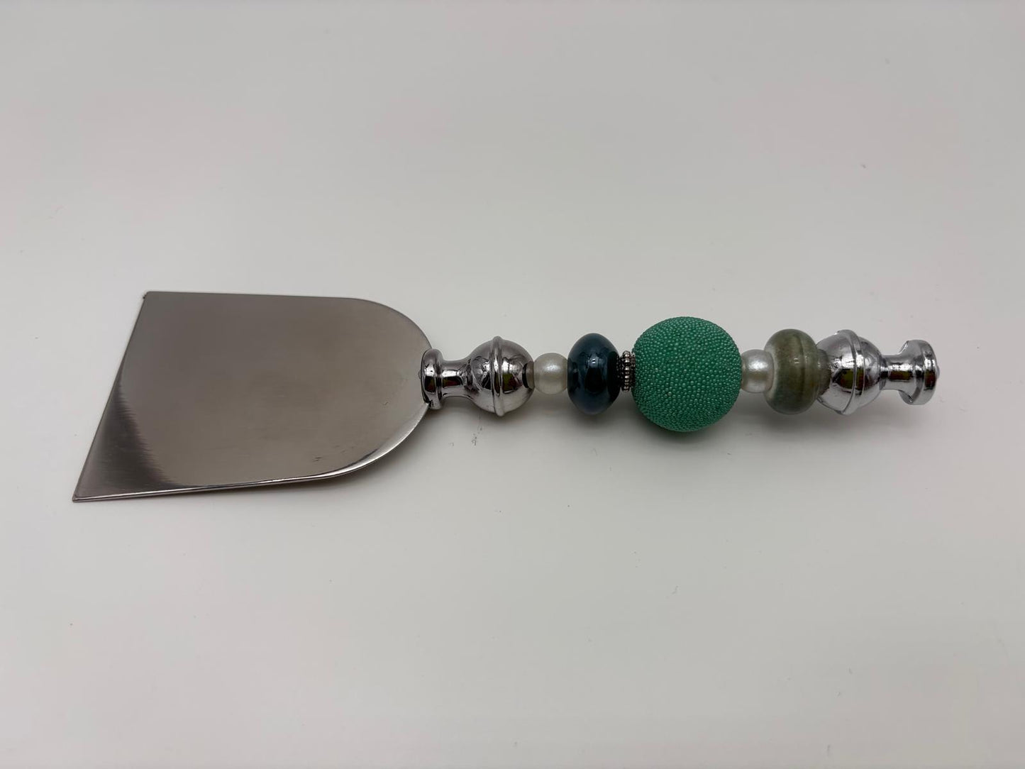 Green & Silver Charcuterie Board Set – 10” Round Platter with Cheese Spreader & Cuore Cheese Knife