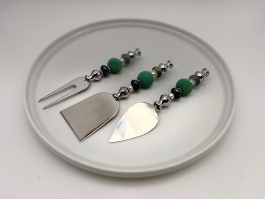 Green & Silver Charcuterie Board Set – 10” Round Platter with Cheese Spreader & Cuore Cheese Knife