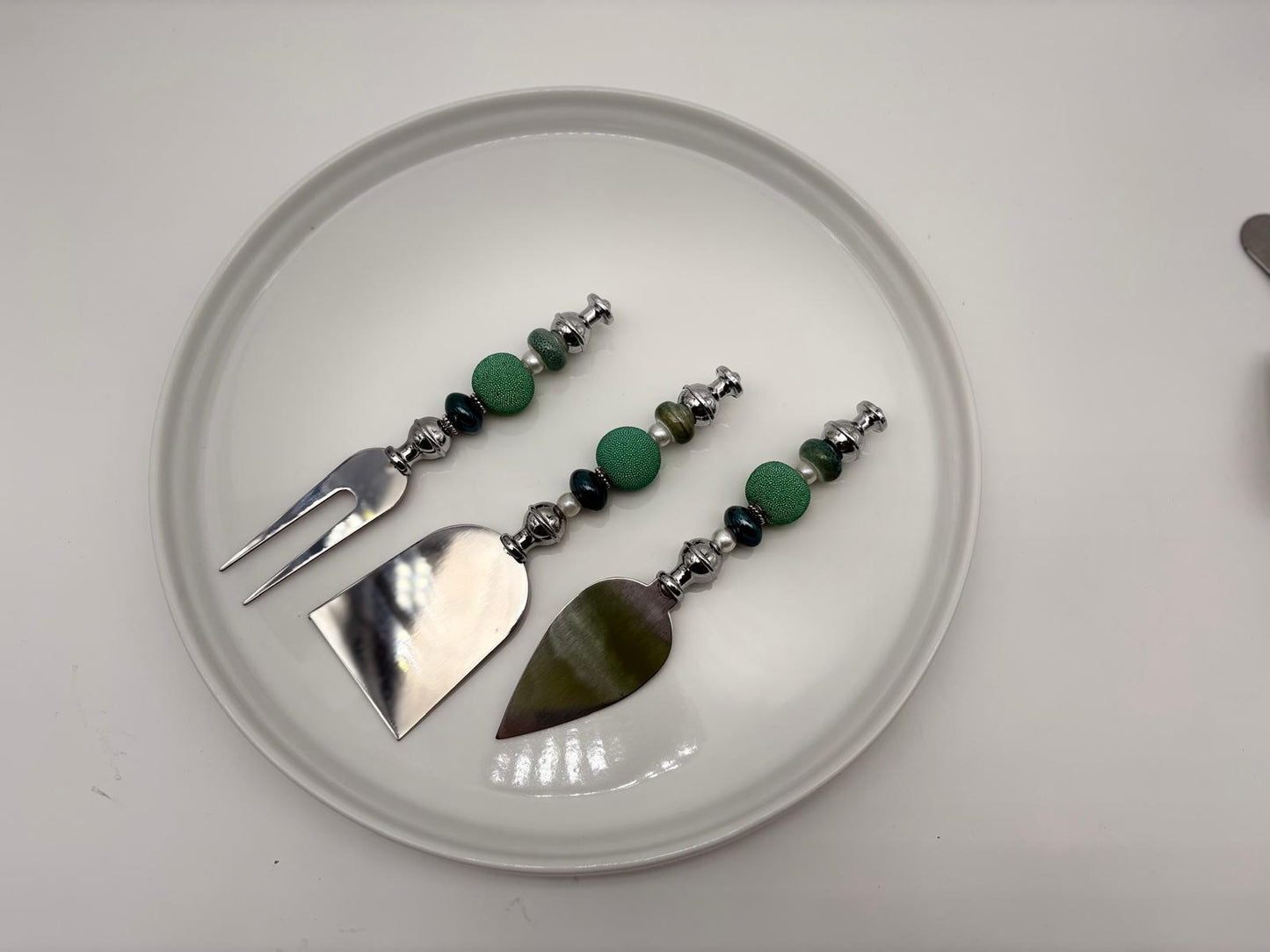 Green & Silver Charcuterie Board Set – 10” Round Platter with Cheese Spreader & Cuore Cheese Knife